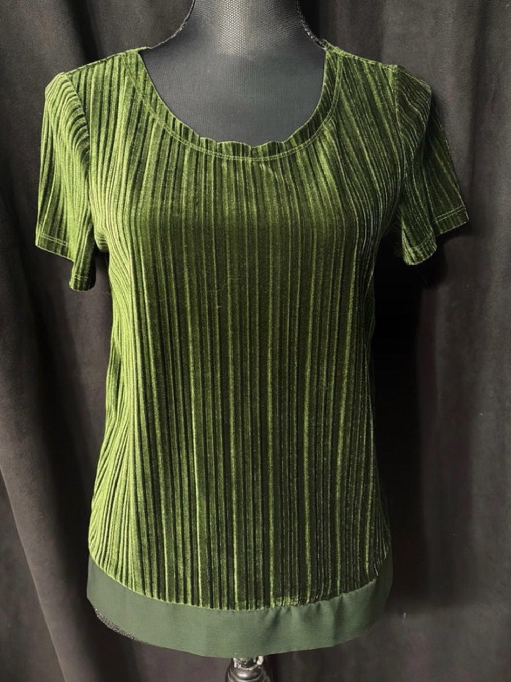 Ribbed Velvet Short-Sleeve Top in Olive Green